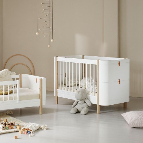 Lit bébé évolutif Mini+ Wood sans kit de conversion - Blanc/Chêne