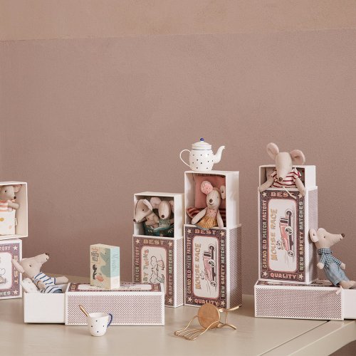 Souris Petite Soeur dans sa boîte